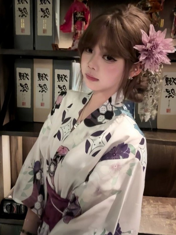 Women'S Formal Traditional Wear - Traditionele paarse kimono-badjas voor dames Fotografie